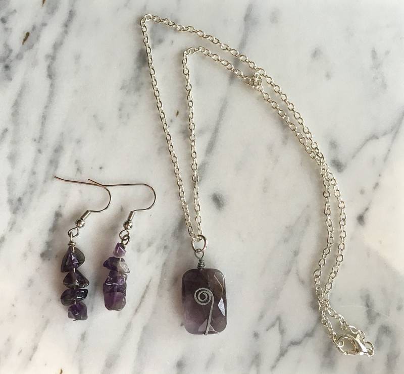 Echter Amethyst Wire Wrap Anhänger Chips Ohrringe Silberdraht Silberkette Facettiert Edelstein Echter Amethyst Wire Wrap Anhänger Chips Ohrringe Silberdraht Silberkette Facettiert Edelstein von JoyOfDixieDesigns