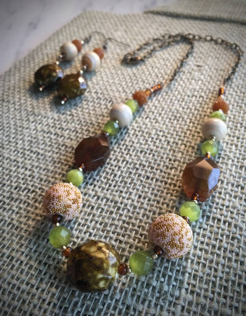Echter Brauner Achat, Creme Keramik Perlen Und Kette Halskette, Ohrringe Set Echter Brauner Achat, Creme Keramik Perlen Und Kette Halskette, Ohrringe Set von JoyOfDixieDesigns