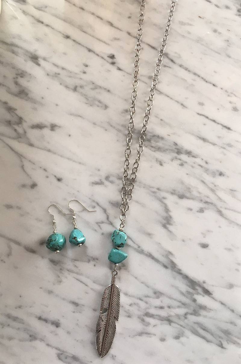 Faux Türkis Feder Anhänger Halskette Mit Nugget Ohrringe Faux Türkis Feder Anhänger Halskette Mit Nugget Ohrringe von JoyOfDixieDesigns