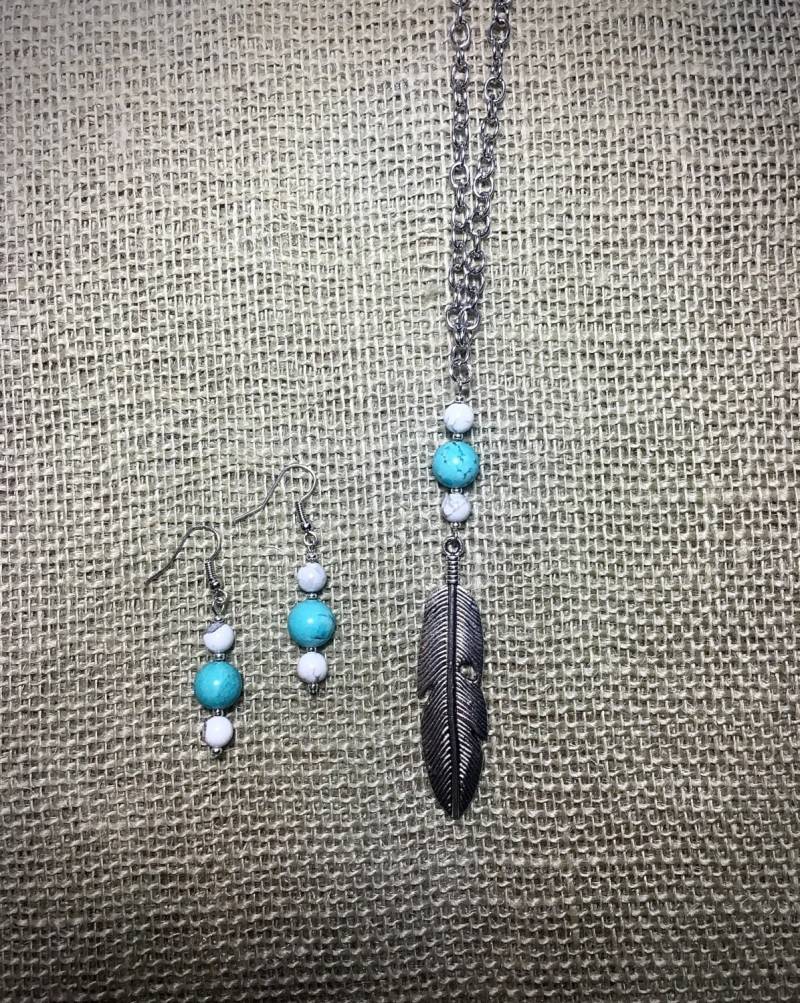 Faux Türkis Und Howlith Feder Halskette Ohrringe Set, Magnesit Weißer Faux Türkis Und Howlith Feder Halskette Ohrringe Set, Magnesit Weißer von JoyOfDixieDesigns