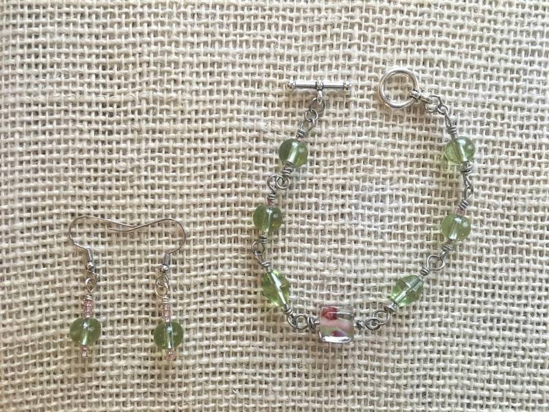 Grün Und Rosa Perlen Wire Wrap Armband Set Grün Und Rosa Perlen Wire Wrap Armband Set von JoyOfDixieDesigns