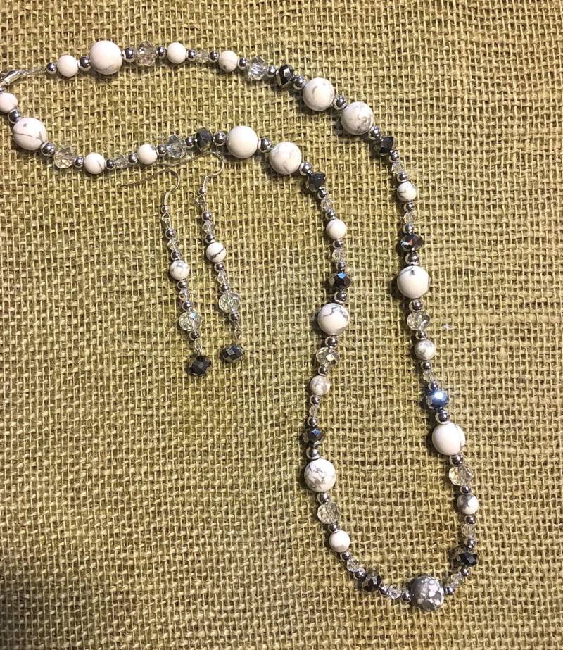 Howlith Perlenkette Und Ohrringe, Weiß Türkis Halskette Howlith Perlenkette Und Ohrringe, Weiß Türkis Halskette von JoyOfDixieDesigns