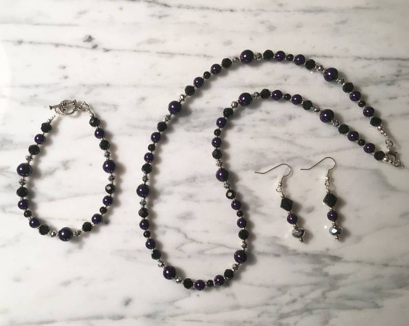 Lila Und Schwarze Perlenkette, Armband, Ohrringe Lila Und Schwarze Perlenkette, Armband, Ohrringe von JoyOfDixieDesigns