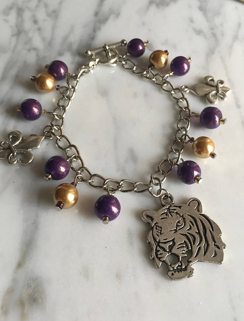 Louisiana Football Inspiriert Tiger Kopf Bettelarmband Zierliche Lila Und Gold Kette Charm Armband Louisiana Football Inspiriert Tiger Kopf Bettelarmband Zierliche Lila Und Gold Kette Charm Armband von JoyOfDixieDesigns