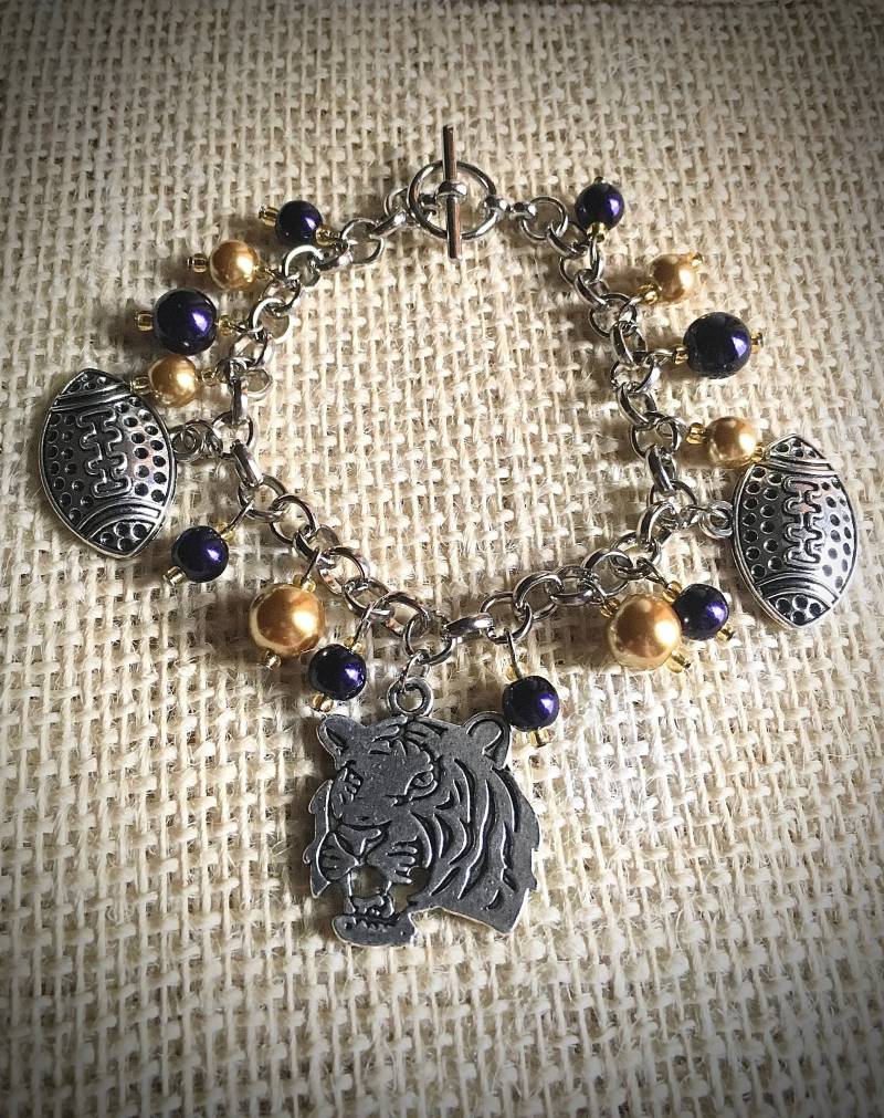 Louisiana Tigers Football Inspiriertes Bettelarmband Lila Und Gold Perlenarmband Louisiana Tigers Football Inspiriertes Bettelarmband Lila Und Gold Perlenarmband von JoyOfDixieDesigns