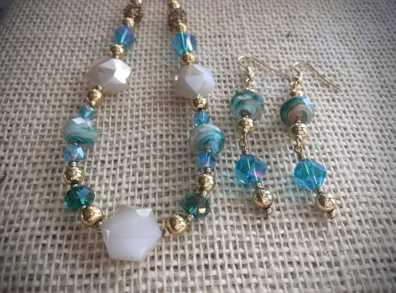 Milchglas Weiß, Blau, Gold Perlen Halskette Und Ohrringe Set Milchglas Weiß, Blau, Gold Perlen Halskette Und Ohrringe Set von JoyOfDixieDesigns