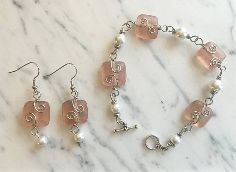 Rose Pink Wire Wrapped Armband Und Ohrringe Set Rose Pink Wire Wrapped Armband Und Ohrringe Set von JoyOfDixieDesigns
