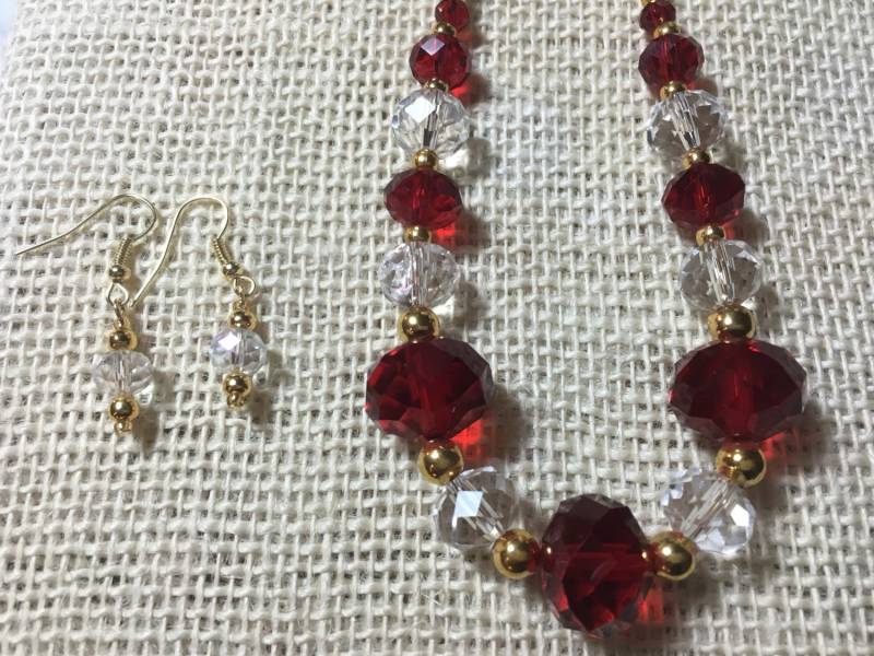 Rote Glasperlen Halskette Und Ohrringe Mit Goldkette von JoyOfDixieDesigns