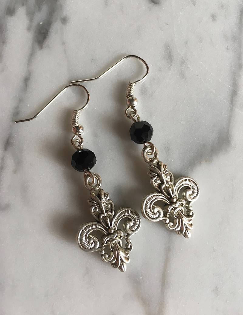 Verzierte Fleur De Lis Ohrringe Schwarze Perlen Filagree Entworfen Verzierte Fleur De Lis Ohrringe Schwarze Perlen Filagree Entworfen von JoyOfDixieDesigns