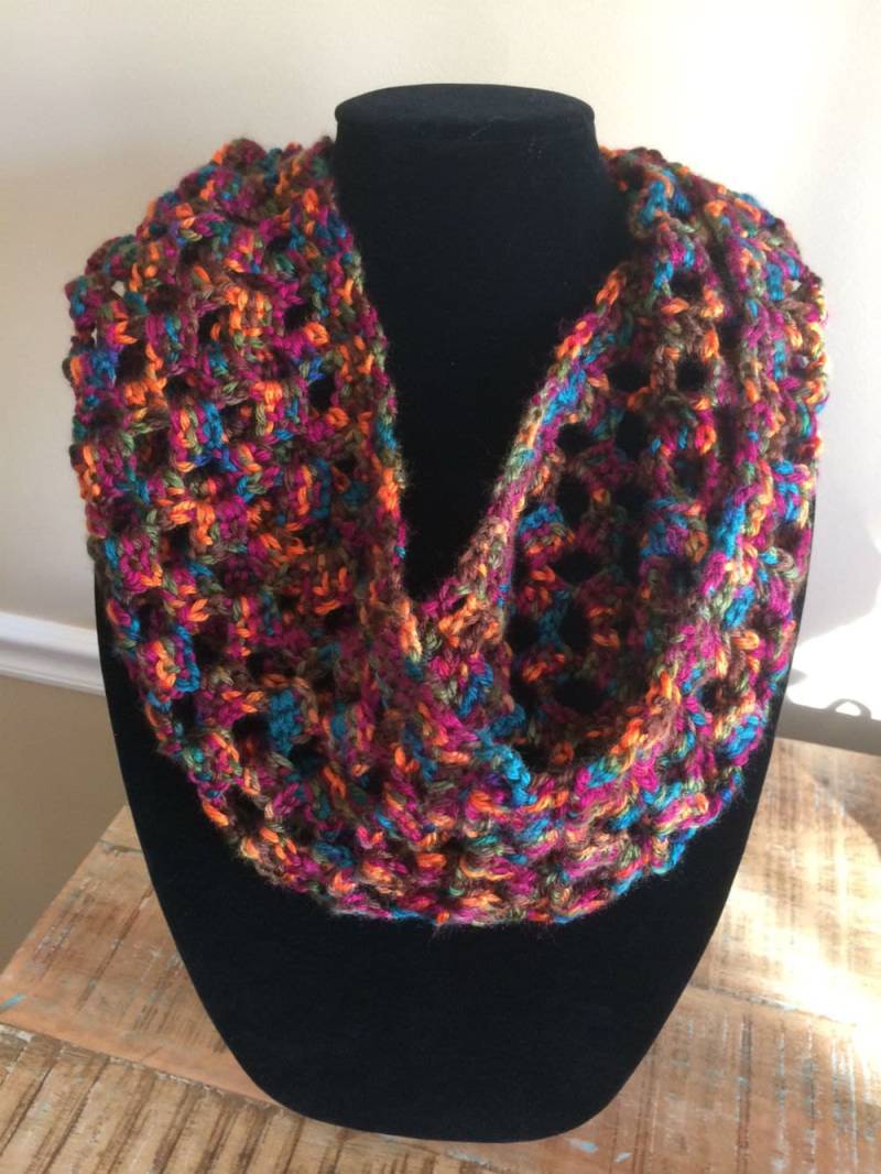 Multicolor Häkeln Cowl/Frauen Infinity Schal Multihued Und Verstellbar Mit Geknöpften Krawatte Nändern - Handgefertigt Multicolor Häkeln Cowl/Frauen Infinity Schal Multihued Und Verstellbar Mit Geknöpften Krawatte Nändern - Handgefertigt von JoyPeaceCreations