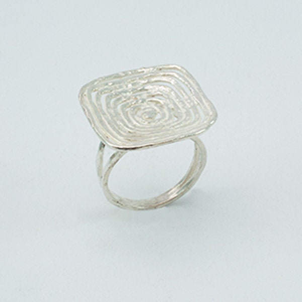 Minimalist Ring - Handcrafted Geometric Design Elegant & Dainty Jewelry Perfect For Everyday Wear Minimalist Ring - Handcrafted Geometric Design Elegant & Dainty Jewelry Perfect For Everyday Wear von JoyaJewelsSoul