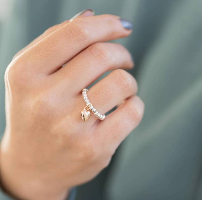 stretch Herz Charm Perlen Ring von JoybyCorrineSmith