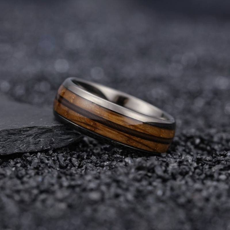 Townshend | Wolfram + Whisky & Gitarrenschnur Schwarz Unisex Ring von Joycoast