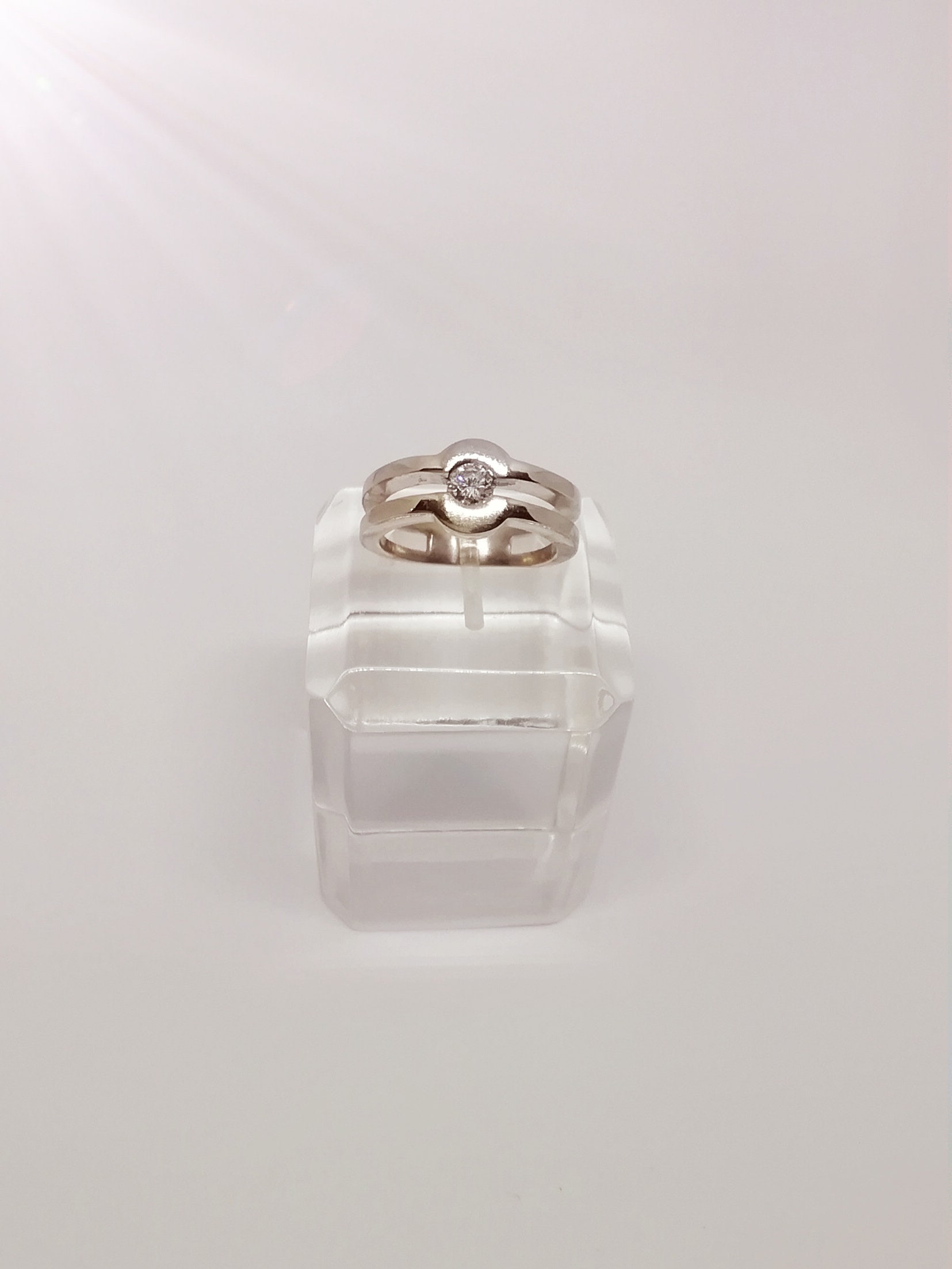 Weißgoldring 18 Kt Mit Brillantem von JoyeriaAmaro