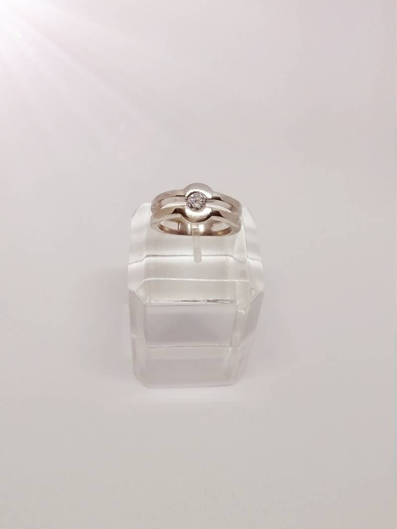 Weißgoldring 18 Kt Mit Brillantem Weißgoldring 18 Kt Mit Brillantem von JoyeriaAmaro