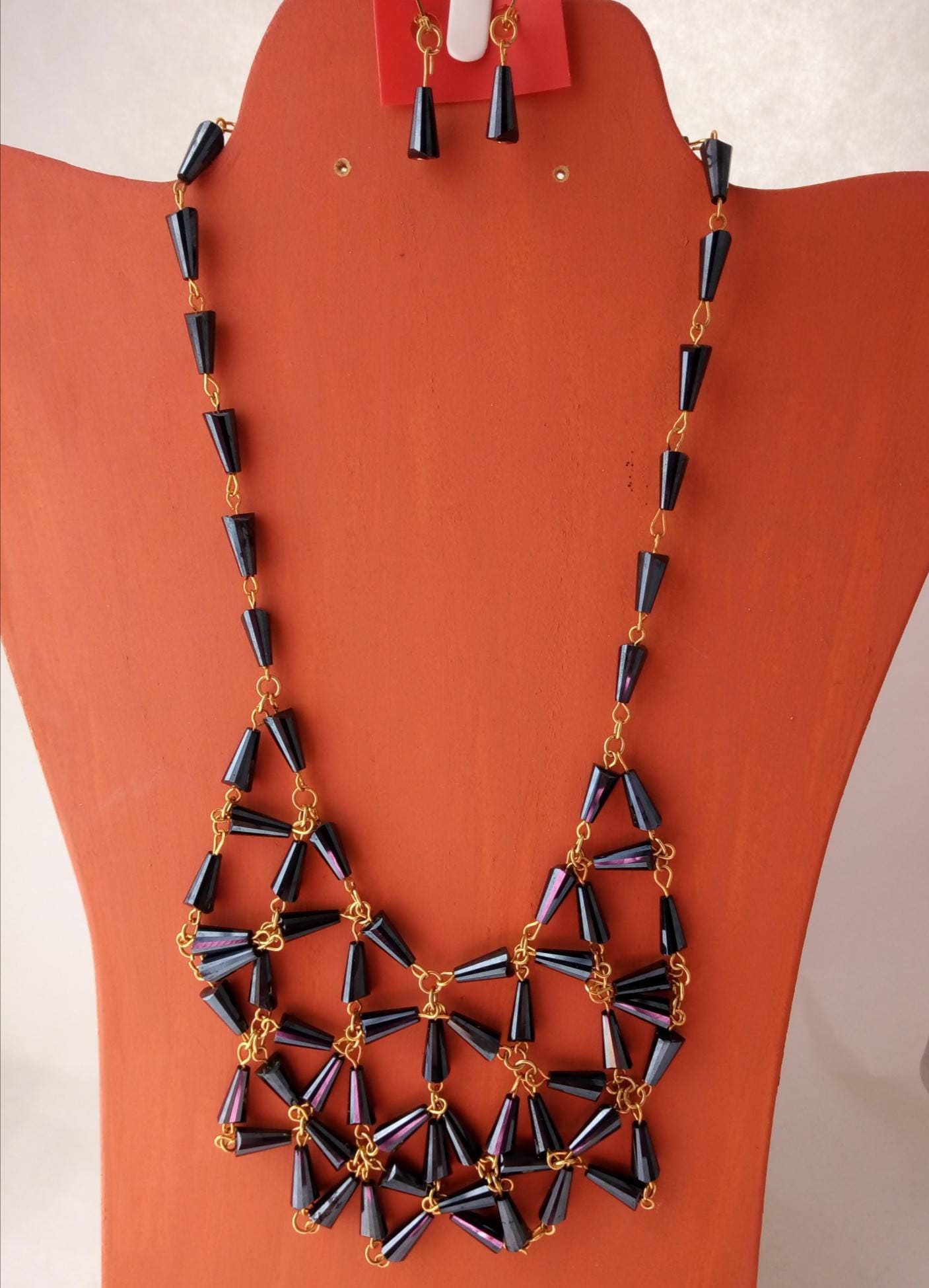 Elegante Schwarze Kristallkette Und Ohrringe Elegante Schwarze Kristallkette Und Ohrringe von JoyeriaFinaNathii
