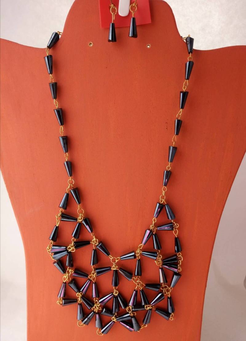 Elegante Schwarze Kristallkette Und Ohrringe von JoyeriaFinaNathii