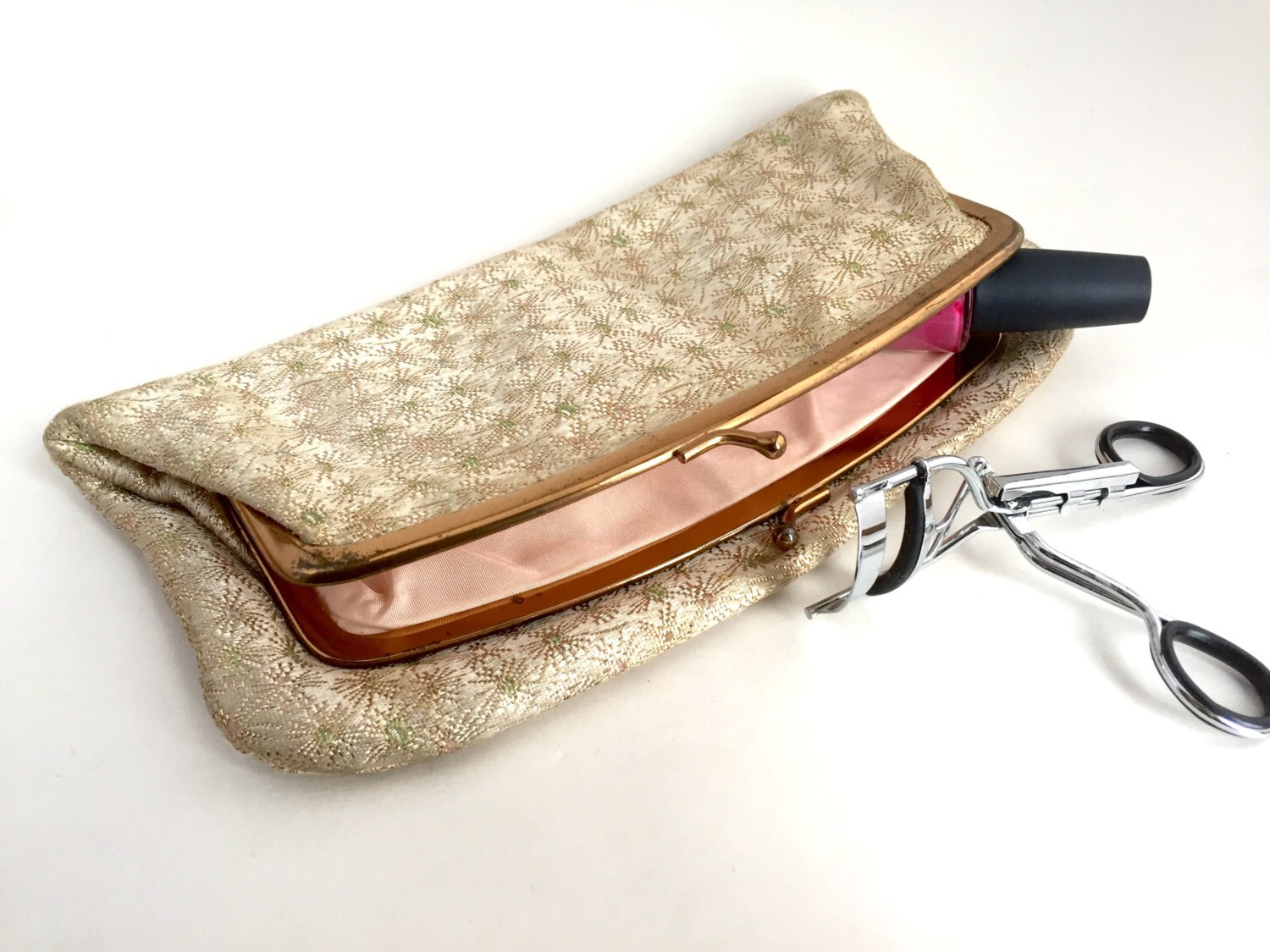 Vintage Hellgold Und Pastellfarbene Kosmetik-Clutch Mit Verschluss/The Don Roy Co. Fifth Ave., N. Y von JoyfulLifeVintage