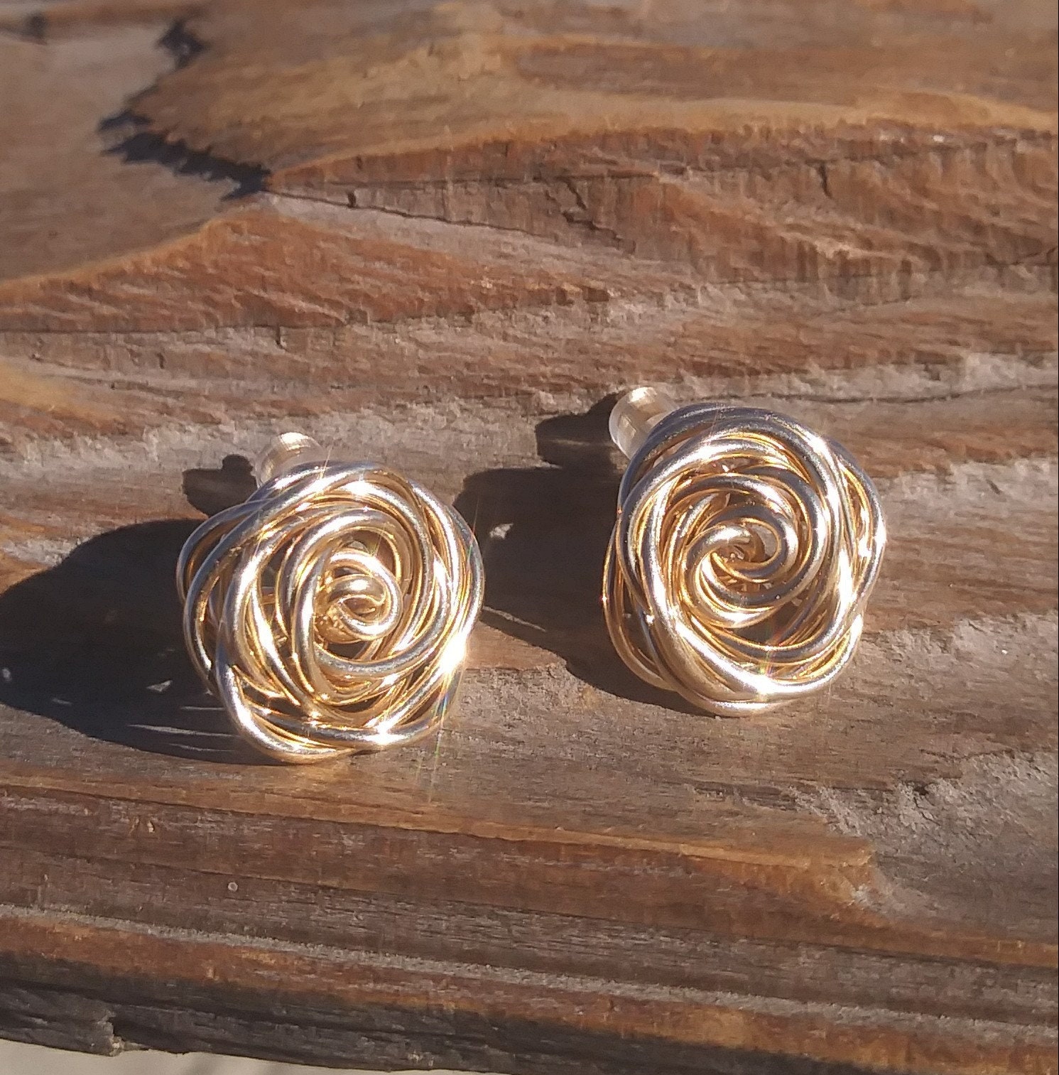 Gold Ohrringe, Rose Geformte Ohrstecker, Wunderschöne Blume Wire Wrapped Ohrstecker Gold Ohrringe, Rose Geformte Ohrstecker, Wunderschöne Blume Wire Wrapped Ohrstecker von JoyfulLittleRings