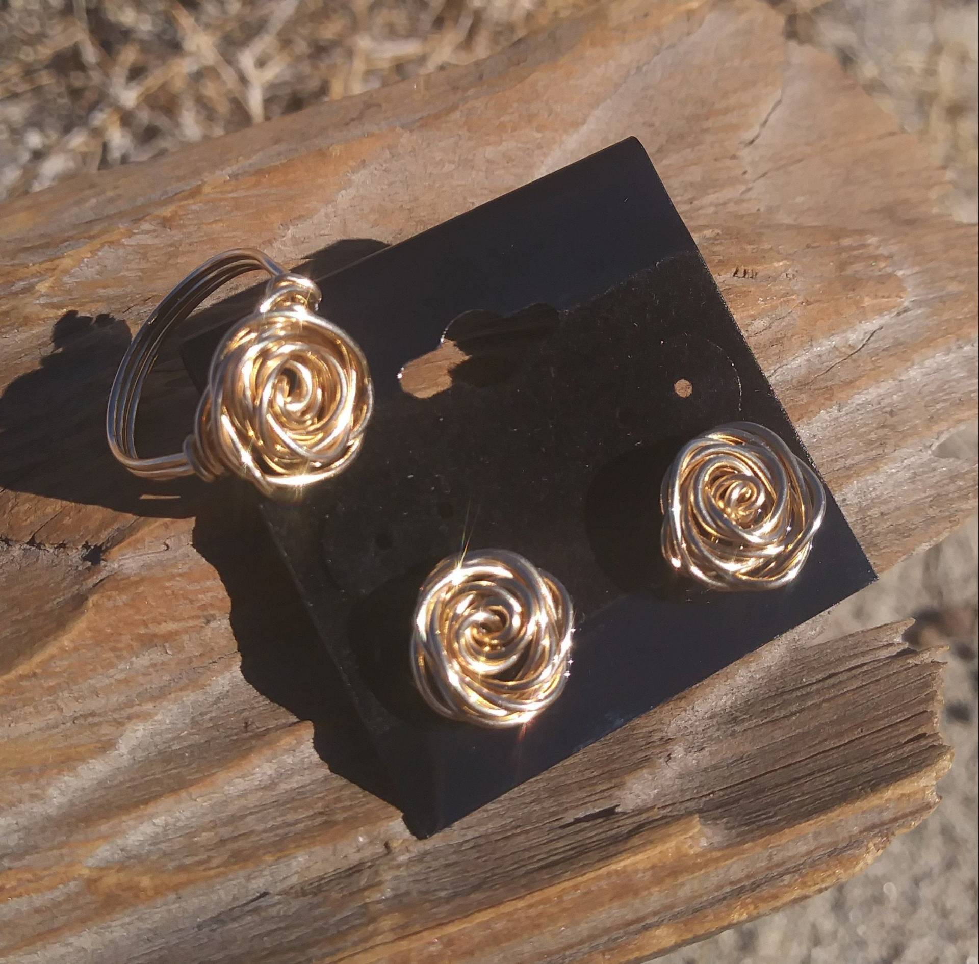 Gold Ring + Ohrringe, Rose Förmige Ohrstecker Passende Set, Blume Draht Gewickelt Ohrringe Ring, Spezielle Rabatt Set Gold Ring + Ohrringe, Rose Förmige Ohrstecker Passende Set, Blume Draht Gewickelt Ohrringe Ring, Spezielle Rabatt Set von JoyfulLittleRings