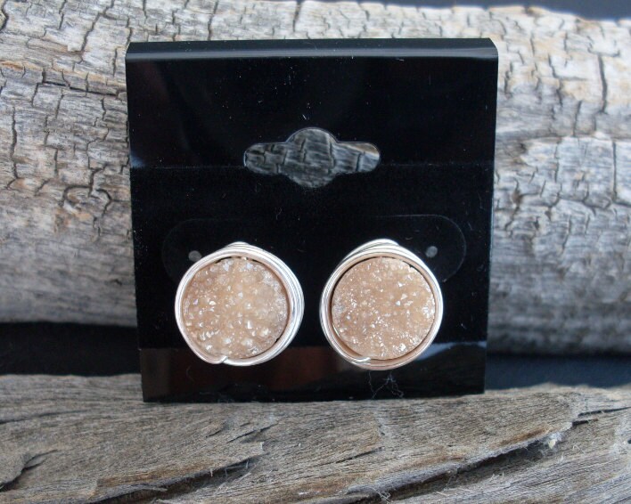 Pfirsich, Champagner Druzy Achat Edelstein Stud Ohrringe, Silber Gefüllt Draht Gewickelt Metallic Beige Gold, Drusy Pfirsich, Champagner Druzy Achat Edelstein Stud Ohrringe, Silber Gefüllt Draht Gewickelt Metallic Beige Gold, Drusy von JoyfulLittleRings