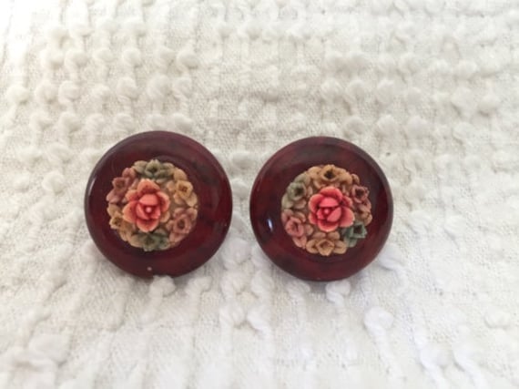 Blumige Vintage Ohrstecker Im Schildpatt-stil Mit Rosa Rosen von JoyfulMakesAndFinds
