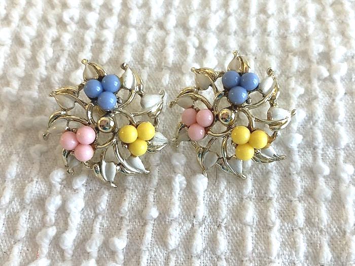 Vintage Gold Und Pastell Emaille Blumen Ohrringe - Aufschraubbare Ohrmuttern Für Durchbohrte Oder Nicht Ohren Rosa, Blau, Gelb Vintage Gold Und Pastell Emaille Blumen Ohrringe - Aufschraubbare Ohrmuttern Für Durchbohrte Oder Nicht Ohren Rosa, Blau, Gelb von JoyfulMakesAndFinds