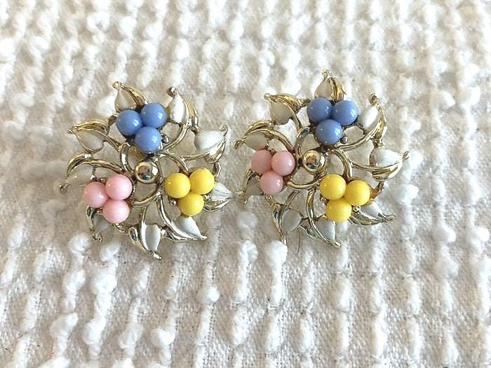 Vintage Gold Und Pastell Emaille Blumen Ohrringe - Aufschraubbare Ohrmuttern Für Durchbohrte Oder Nicht Ohren Rosa, Blau, Gelb von JoyfulMakesAndFinds