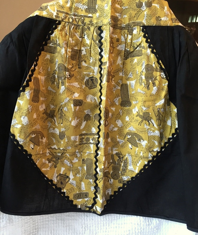 Vintage Schwarz-Goldene Schürze Mit Zackenrand Vintage Schwarz-Goldene Schürze Mit Zackenrand von JoyfulMakesAndFinds