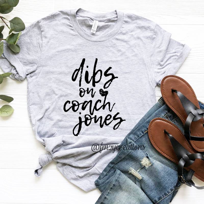 Coach's Wife Shirt | Personalisiertes Coach Dibs Auf Dem Frau Des Trainers Baseball Shirts Für Damen Mama Coach's Wife Shirt | Personalisiertes Coach Dibs Auf Dem Frau Des Trainers Baseball Shirts Für Damen Mama von JoyfulPartyCoThreads