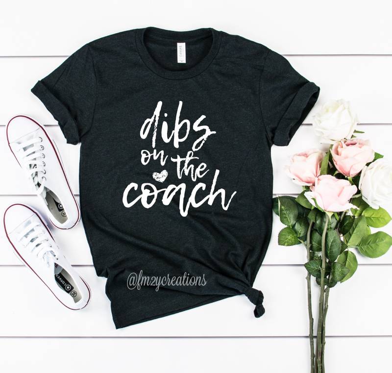 Coachs Ehefrau Shirt | Dibs Auf Dem Coach Fußball Baseball Fußballhemden Für Frauen Reisebus Geschenk Coachs Ehefrau Shirt | Dibs Auf Dem Coach Fußball Baseball Fußballhemden Für Frauen Reisebus Geschenk von JoyfulPartyCoThreads