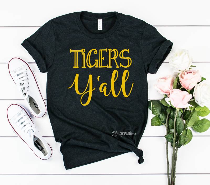 Tigers Yall Fußball-Shirt | Tiger Shirt Fußball Spieltag Football Mom Shirttigers Basketball Tigers Baseball Tigers Yall Fußball-Shirt | Tiger Shirt Fußball Spieltag Football Mom Shirttigers Basketball Tigers Baseball von JoyfulPartyCoThreads