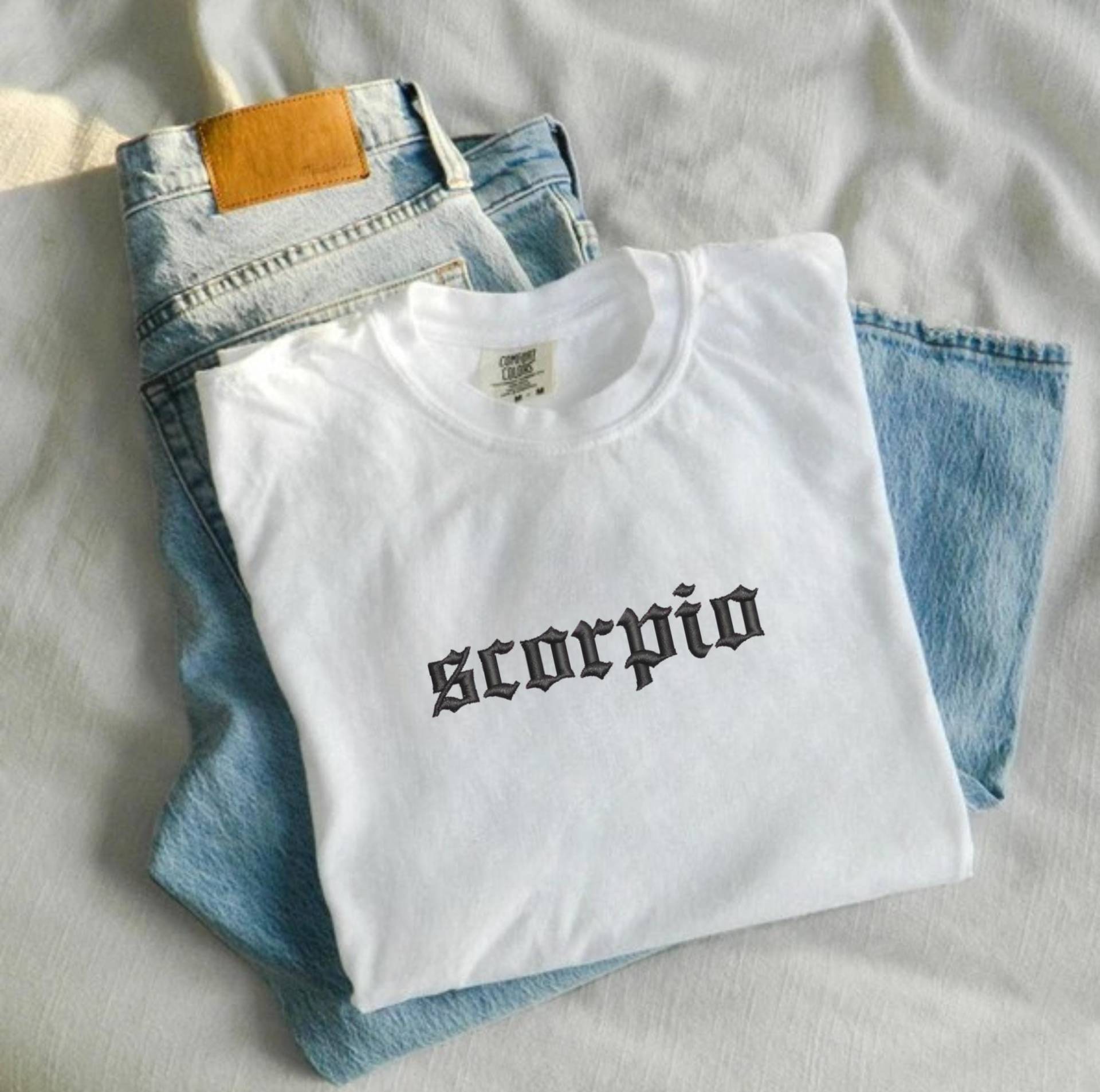 Besticktes Old English Sternzeichen Shirt | Skorpion Komfortfarben von JoyfulSundays