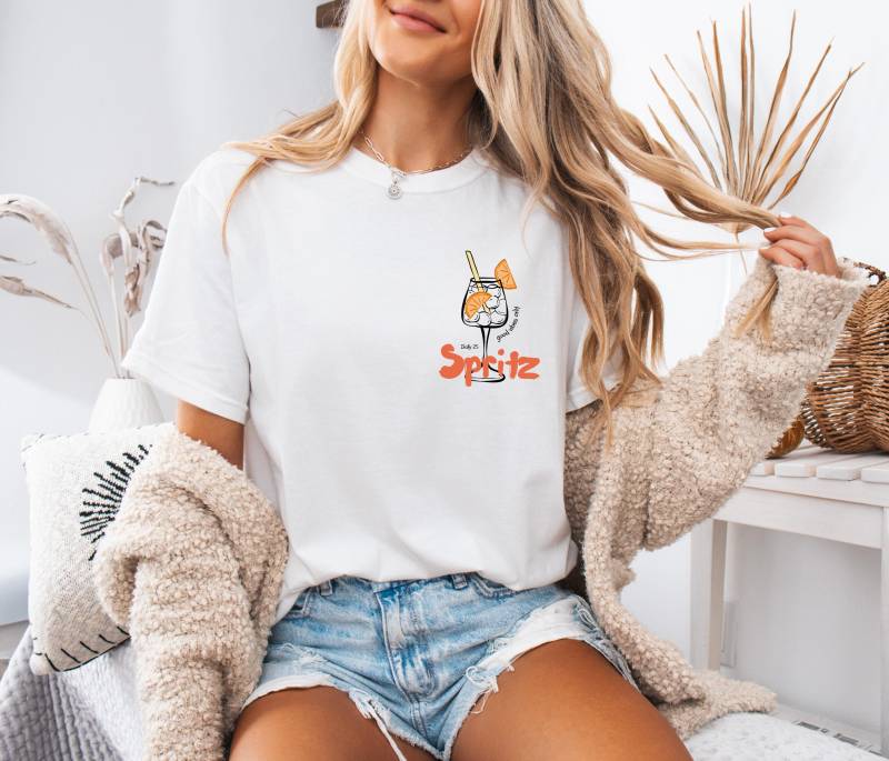 Футболка Aperol Spritz Летняя Футболка 2025 Года Tour Holy Aperoly Праздничный Коктейль Хорошее Настроение Летний Веселый Напиток Италия von JoyfulVibesEmporium