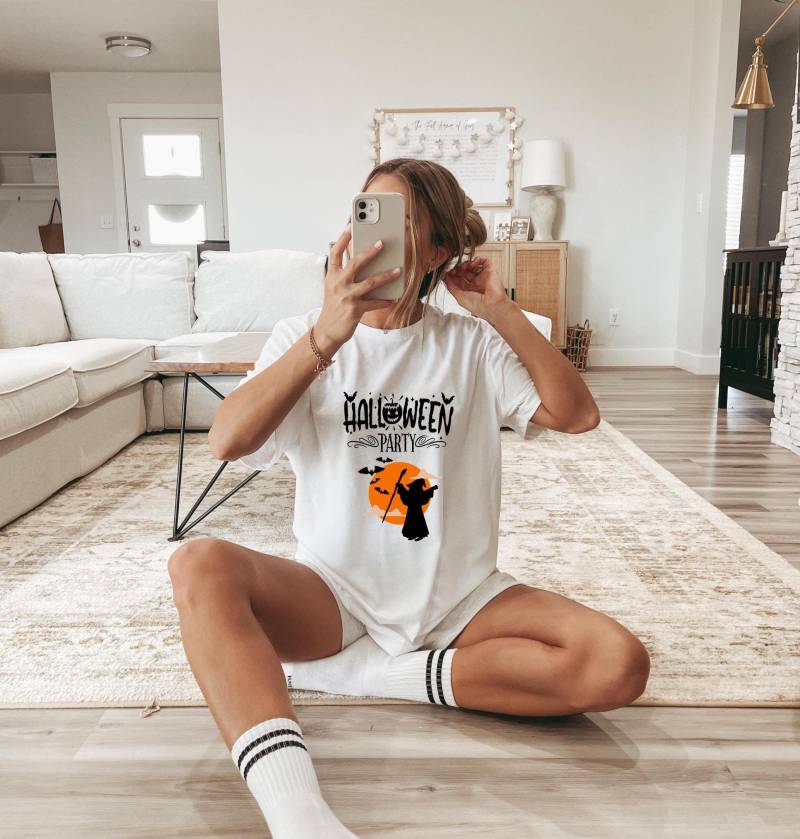 Halloween Party T-Shirt Gruseliges Hexen-Shirt von JoyfulVibesEmporium