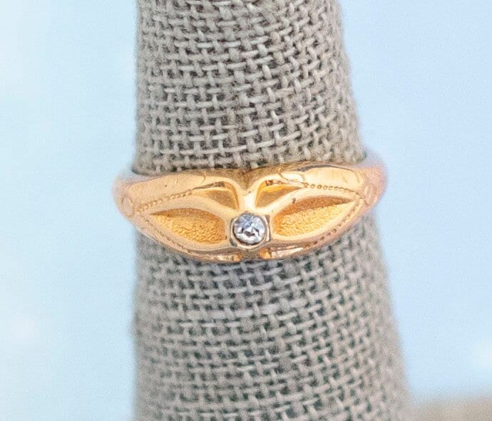 Vintage Golden Minimal Ring | Goldfarbener Größe 4 Avon J13 von JoyfulVintageStore