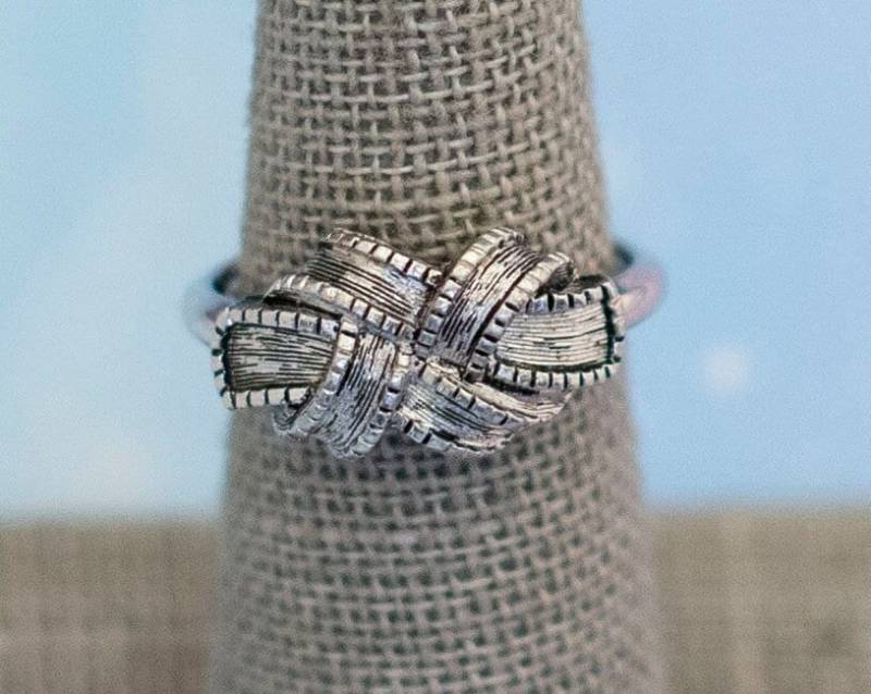 Vintage Tangled Ribbon Silber Ring | Silberfarbener Größe 7 Avon J18 von JoyfulVintageStore