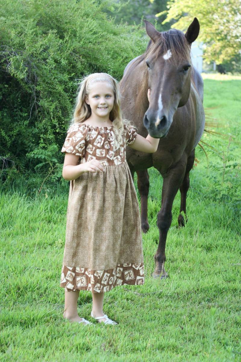 Mädchen Handgemachte Bescheidene Braune Pferdeliebhaber Kurzarm Bauernkleid Verschiedene Größen von JoyfullySewnDesigns