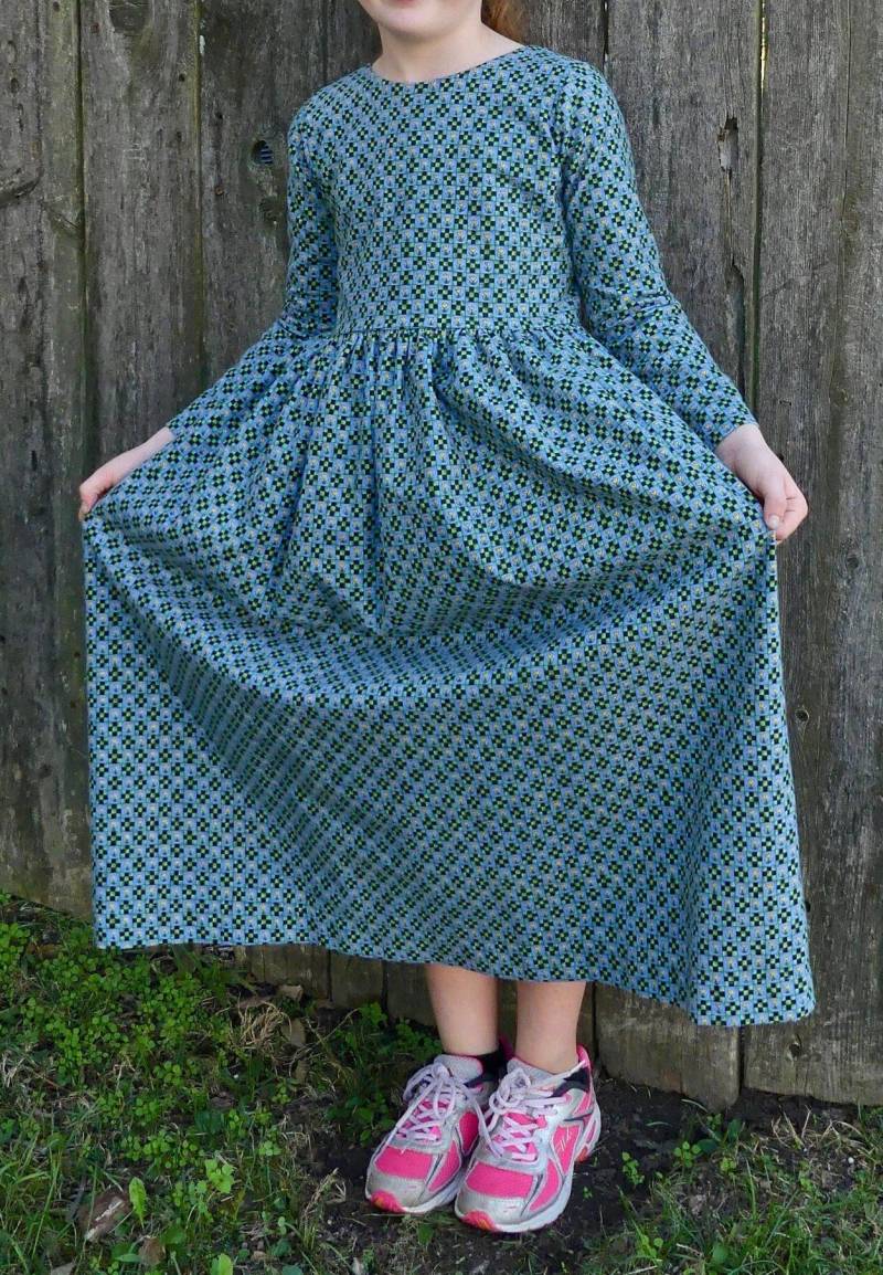 Mädchen Langes Bescheidenes Winter Flanell Langarmkleid - Mehrere Stoffe Größen 2-12 von JoyfullySewnDesigns