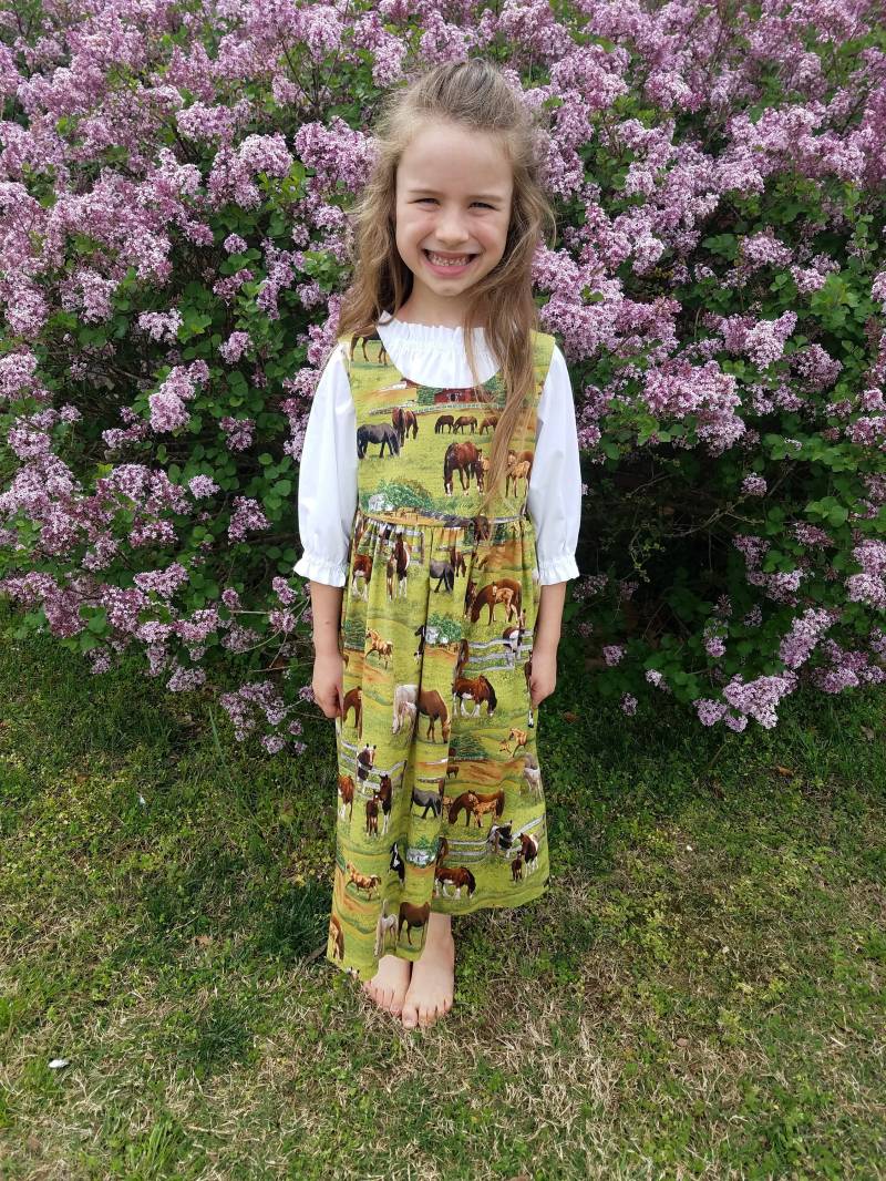 Mädchen Langes Grünes Und Braunes Pferd Print Pullover Kleid Gr. 5 von JoyfullySewnDesigns