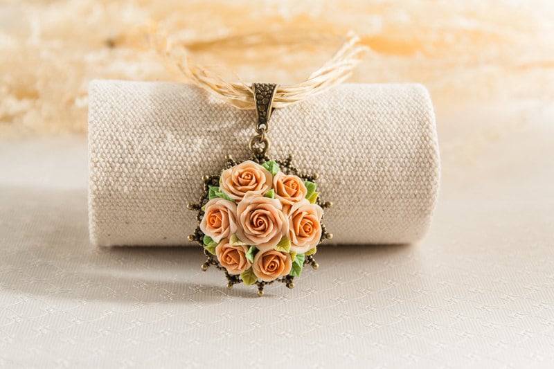 Beige Rose Blumen Halskette, Vintage-stil Beige Rose Blumen Halskette, Vintage-stil von Joyloveclay