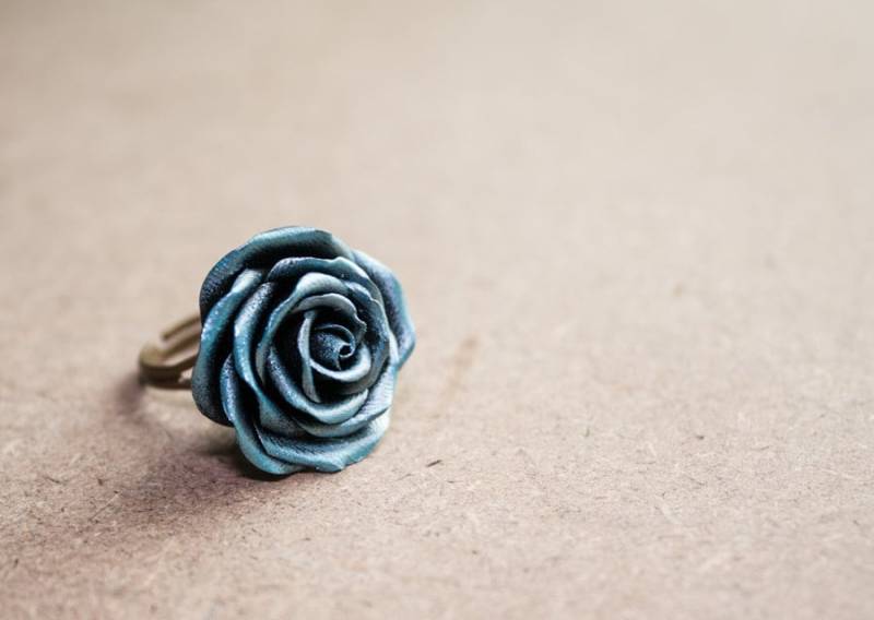Blau Silber Wachs Rose Ring, Polymer Clay, Cocktail Ring Blau Silber Wachs Rose Ring, Polymer Clay, Cocktail Ring von Joyloveclay