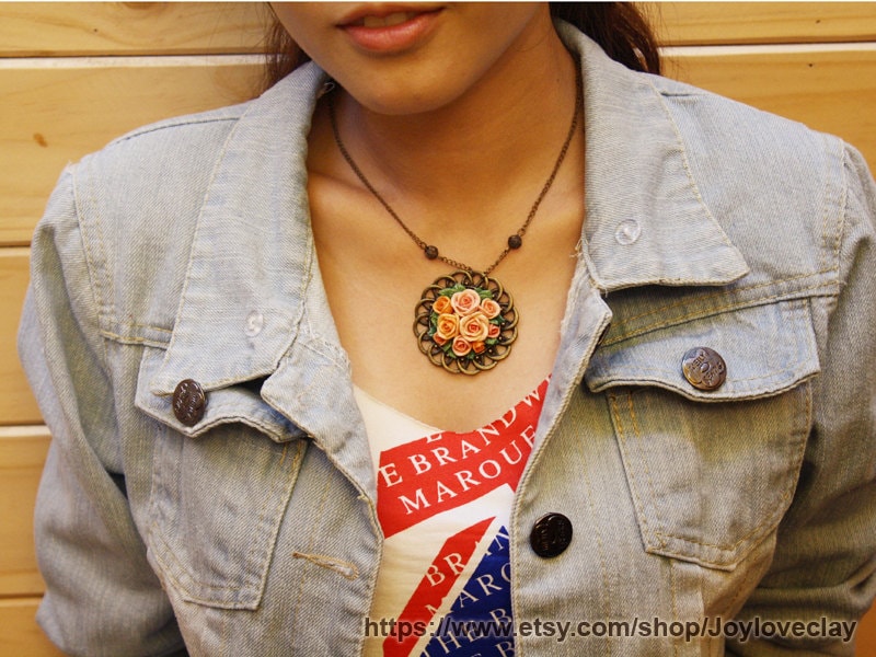 Blume Charme Halskette, Handgemachte Blumen Schmuck, Bronze, Polymer Clay Blume, Anhänger Blume Charme Halskette, Handgemachte Blumen Schmuck, Bronze, Polymer Clay Blume, Anhänger von Joyloveclay