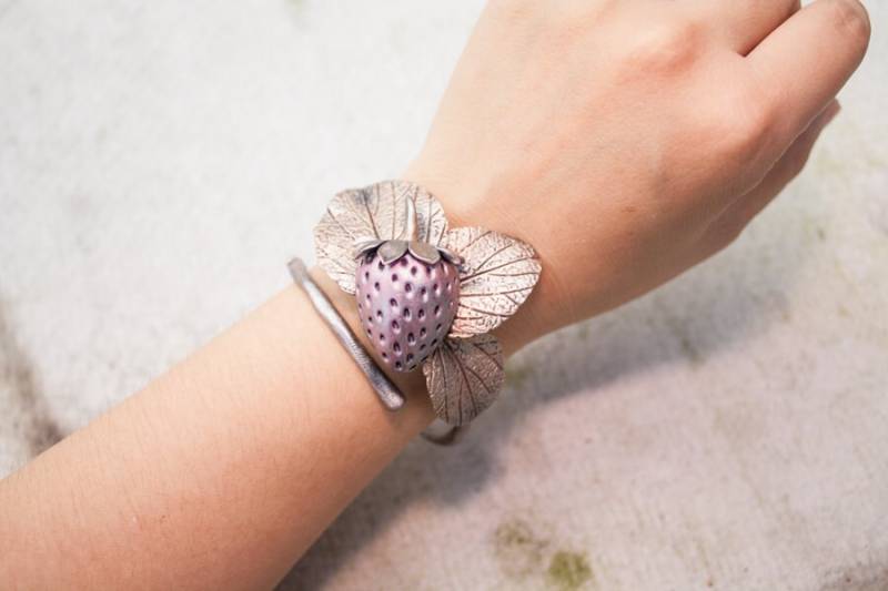 Erdbeere Armspange, Handgemacht Aus Ton Und Silberwachs Erdbeere Armspange, Handgemacht Aus Ton Und Silberwachs von Joyloveclay