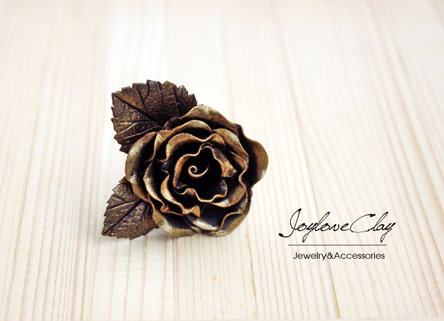 Gold Ring Mit Rose Aus Polymer Clay Gold Ring Mit Rose Aus Polymer Clay von Joyloveclay