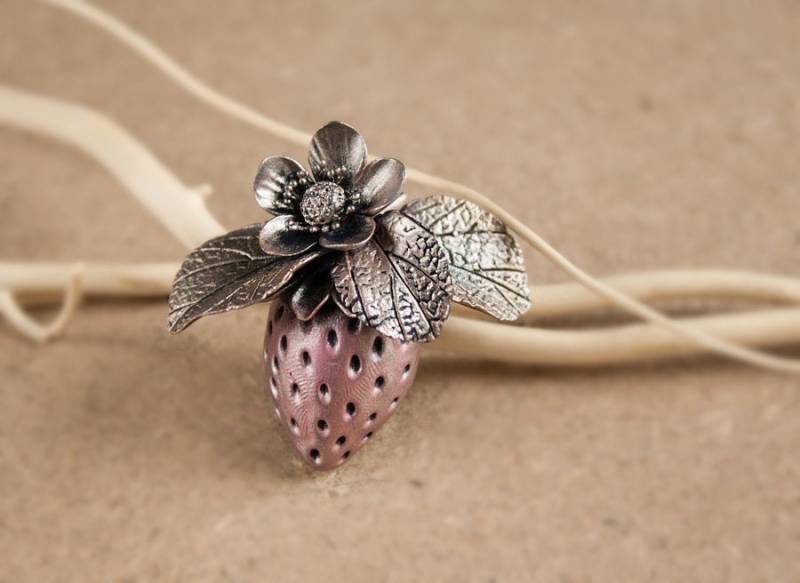 Polymer Clay Erdbeer-Brosche, Silberne Wachs Erdbeere, Niedliche Erdbeere Brosche von Joyloveclay