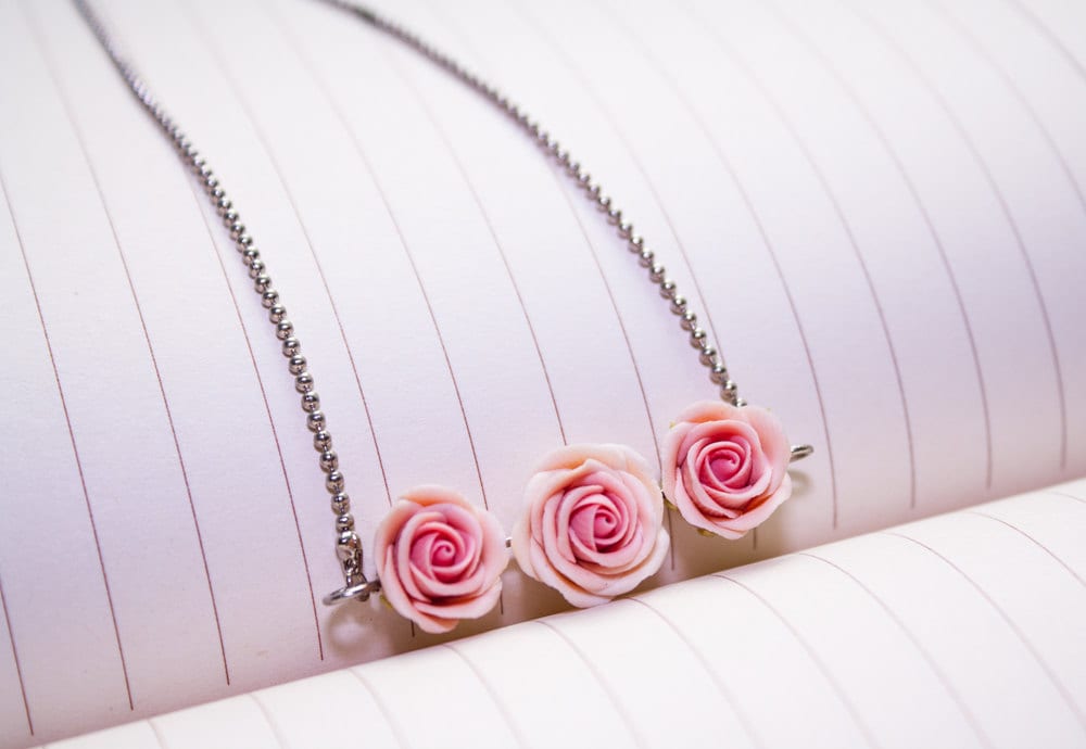 Polymer Clay Rosa Rose Halskette, Handgemachte , Weiche Halskette Aus Polymer Clay Rosa Rose Halskette, Handgemachte , Weiche Halskette Aus von Joyloveclay