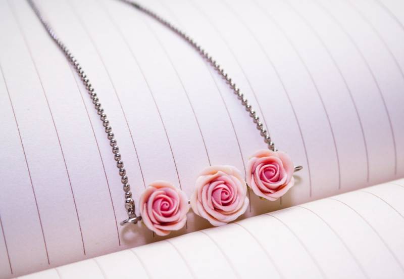 Polymer Clay Rosa Rose Halskette, Handgemachte , Weiche Halskette Aus Polymer Clay Rosa Rose Halskette, Handgemachte , Weiche Halskette Aus von Joyloveclay