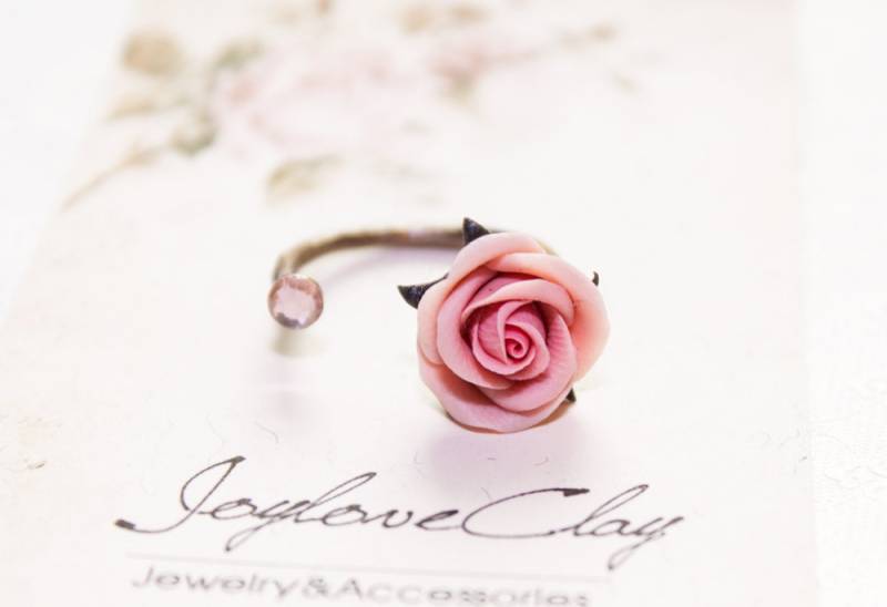 Polymer Clay Rosa Rose Ring, Blumen Winzigen Weichen Ring Gemacht, Cocktailring Polymer Clay Rosa Rose Ring, Blumen Winzigen Weichen Ring Gemacht, Cocktailring von Joyloveclay