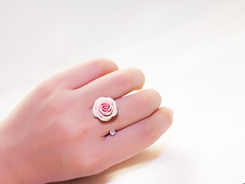 Polymer Clay Rosa Rose Ring, Blumen Winzigen Weichen Ring Gemacht, Cocktailring Polymer Clay Rosa Rose Ring, Blumen Winzigen Weichen Ring Gemacht, Cocktailring von Joyloveclay